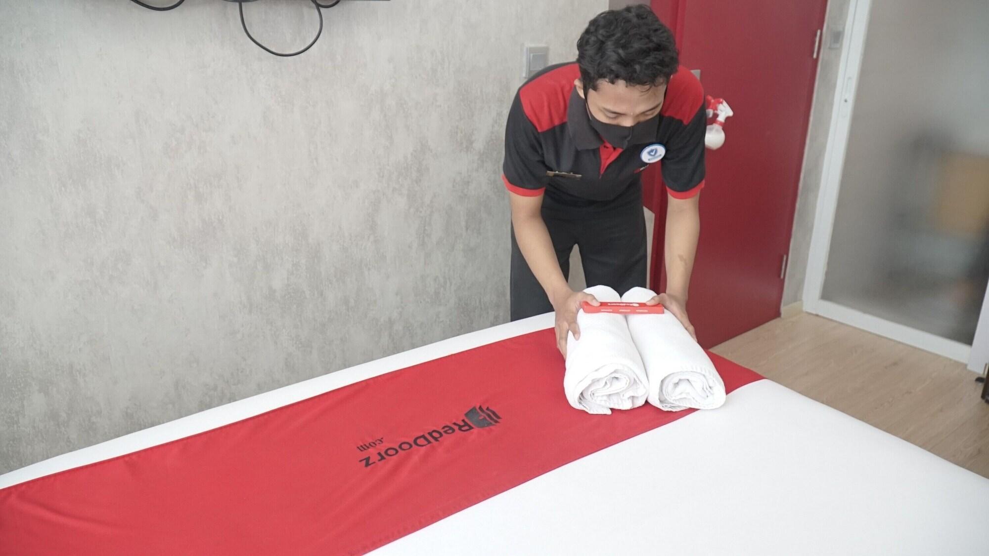 RedDoorz Plus @ Sawah Besar Jakarta Bagian luar foto