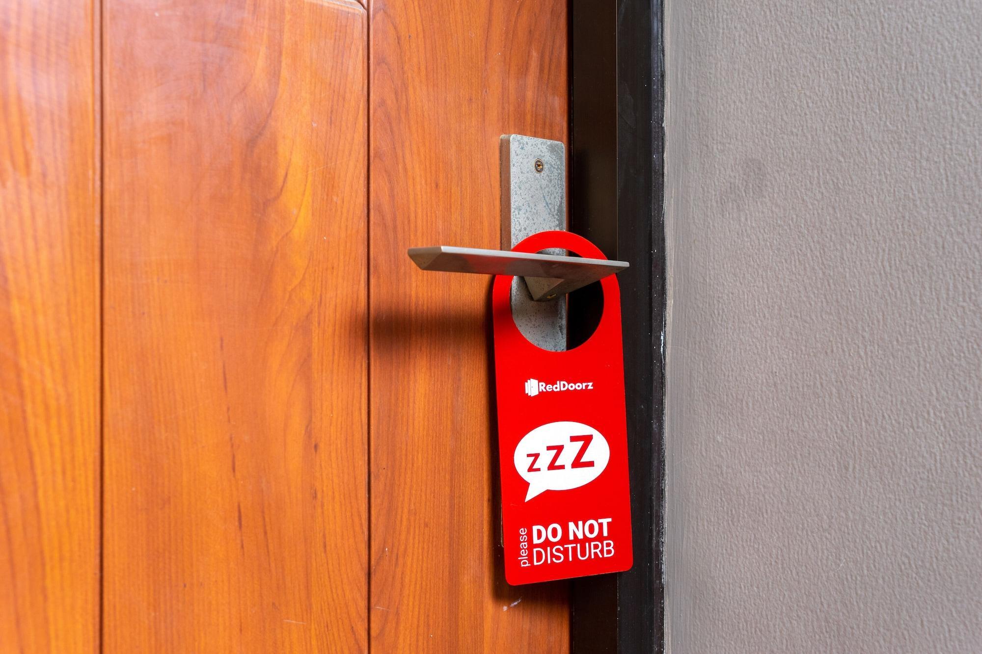 RedDoorz Plus @ Sawah Besar Jakarta Bagian luar foto