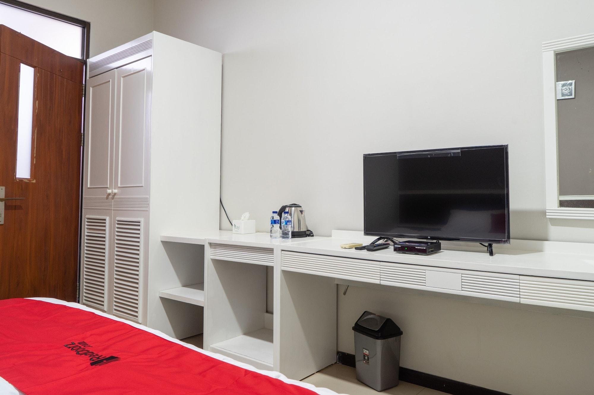 RedDoorz Plus @ Sawah Besar Jakarta Bagian luar foto