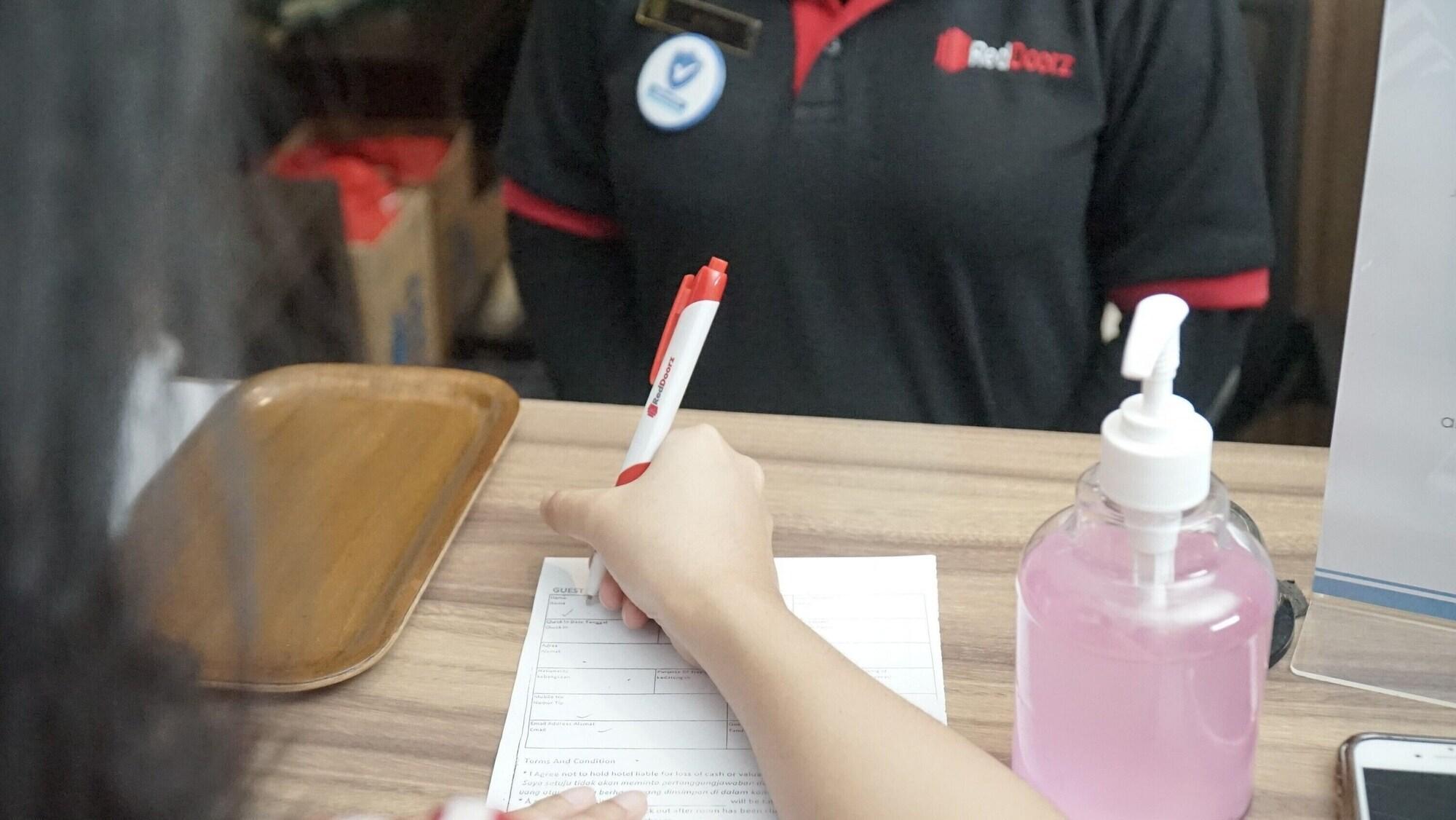 RedDoorz Plus @ Sawah Besar Jakarta Bagian luar foto