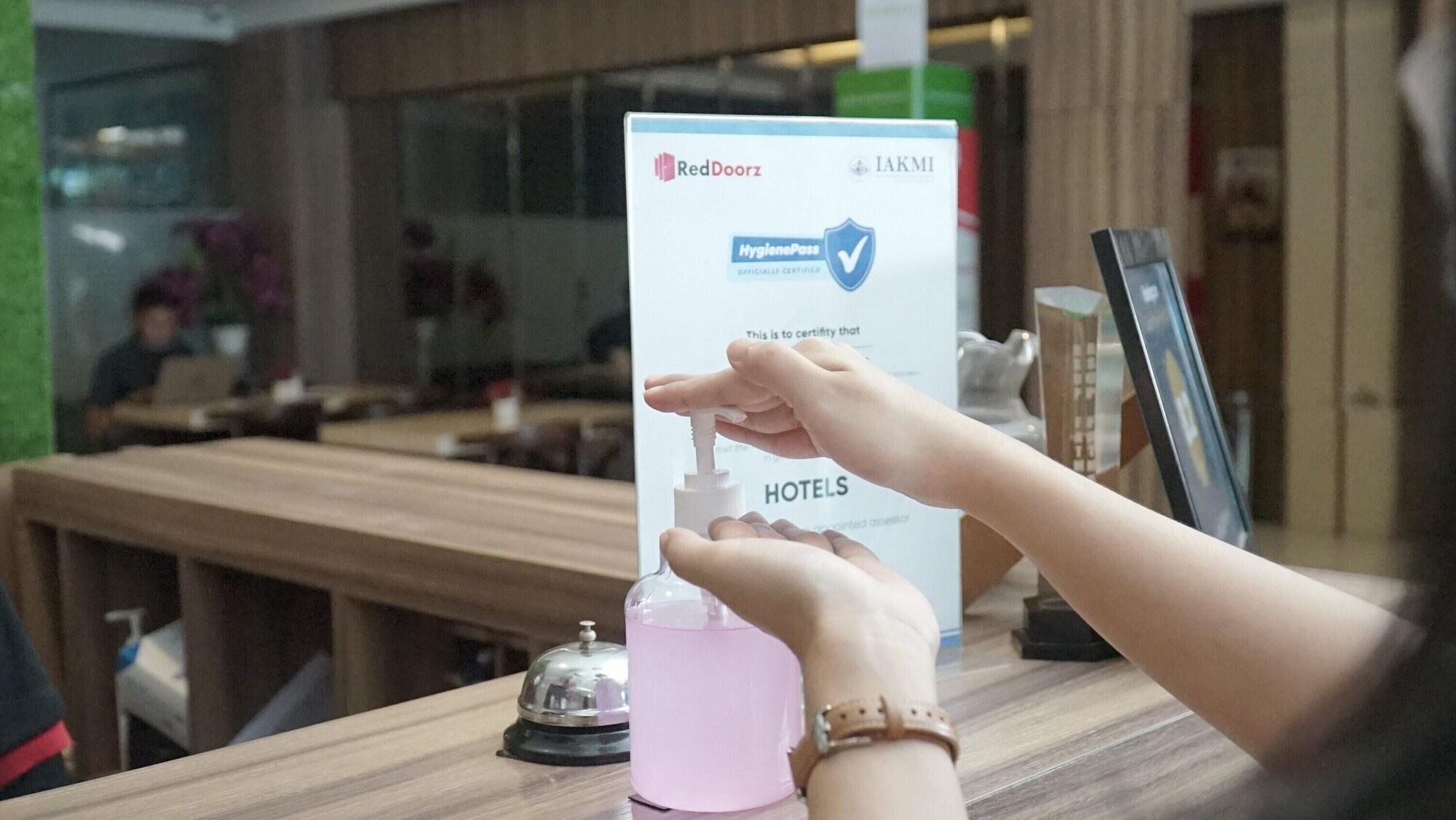 RedDoorz Plus @ Sawah Besar Jakarta Bagian luar foto
