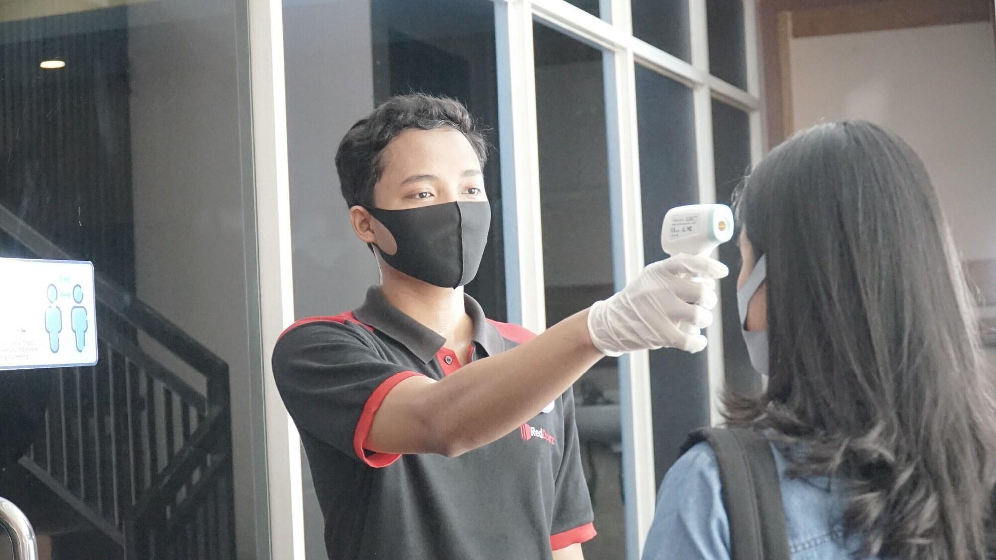 RedDoorz Plus @ Sawah Besar Jakarta Bagian luar foto