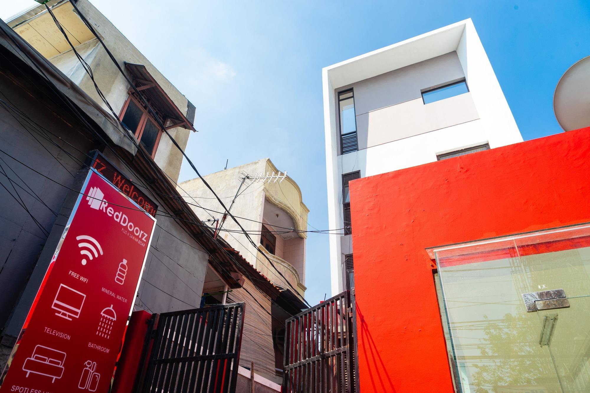 RedDoorz Plus @ Sawah Besar Jakarta Bagian luar foto