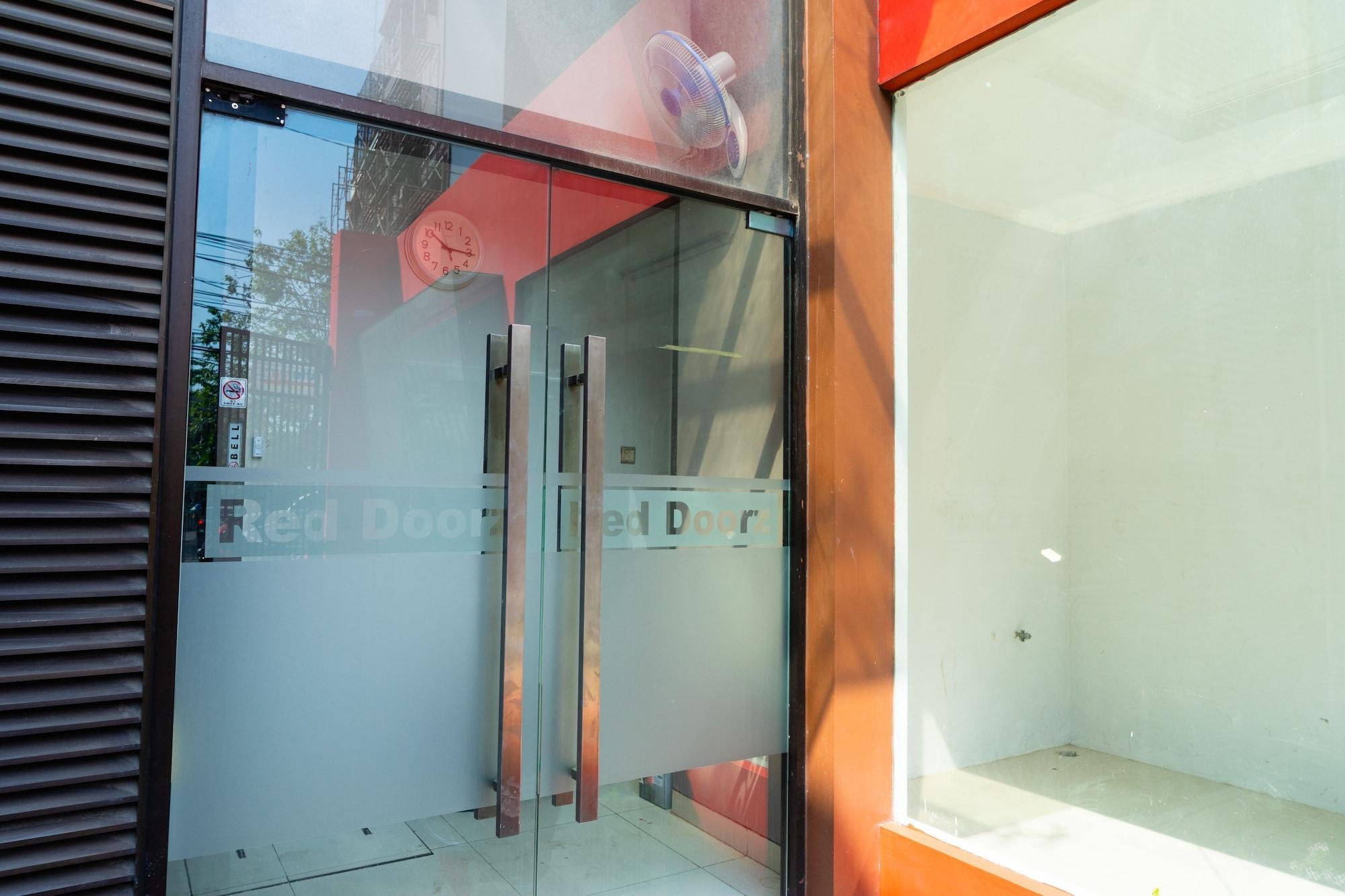 RedDoorz Plus @ Sawah Besar Jakarta Bagian luar foto